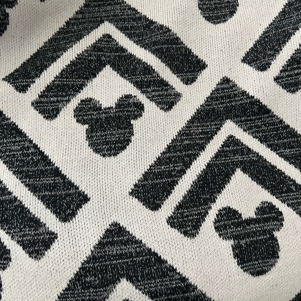 Mickey black and white throw